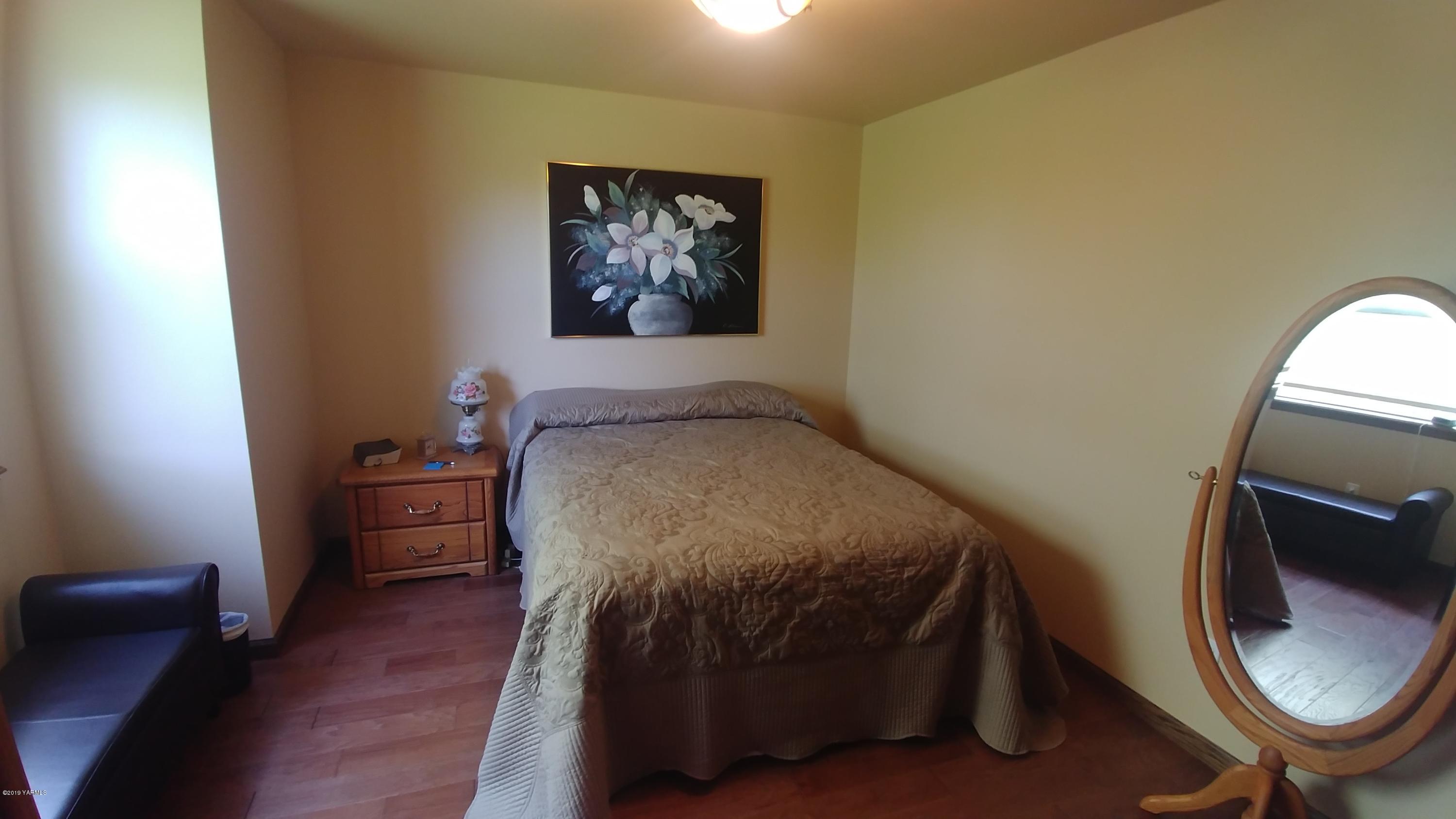2001 Moore Road Yakima, WA 98908 - Photo 15 of 36 a bed room with a bed and a chair