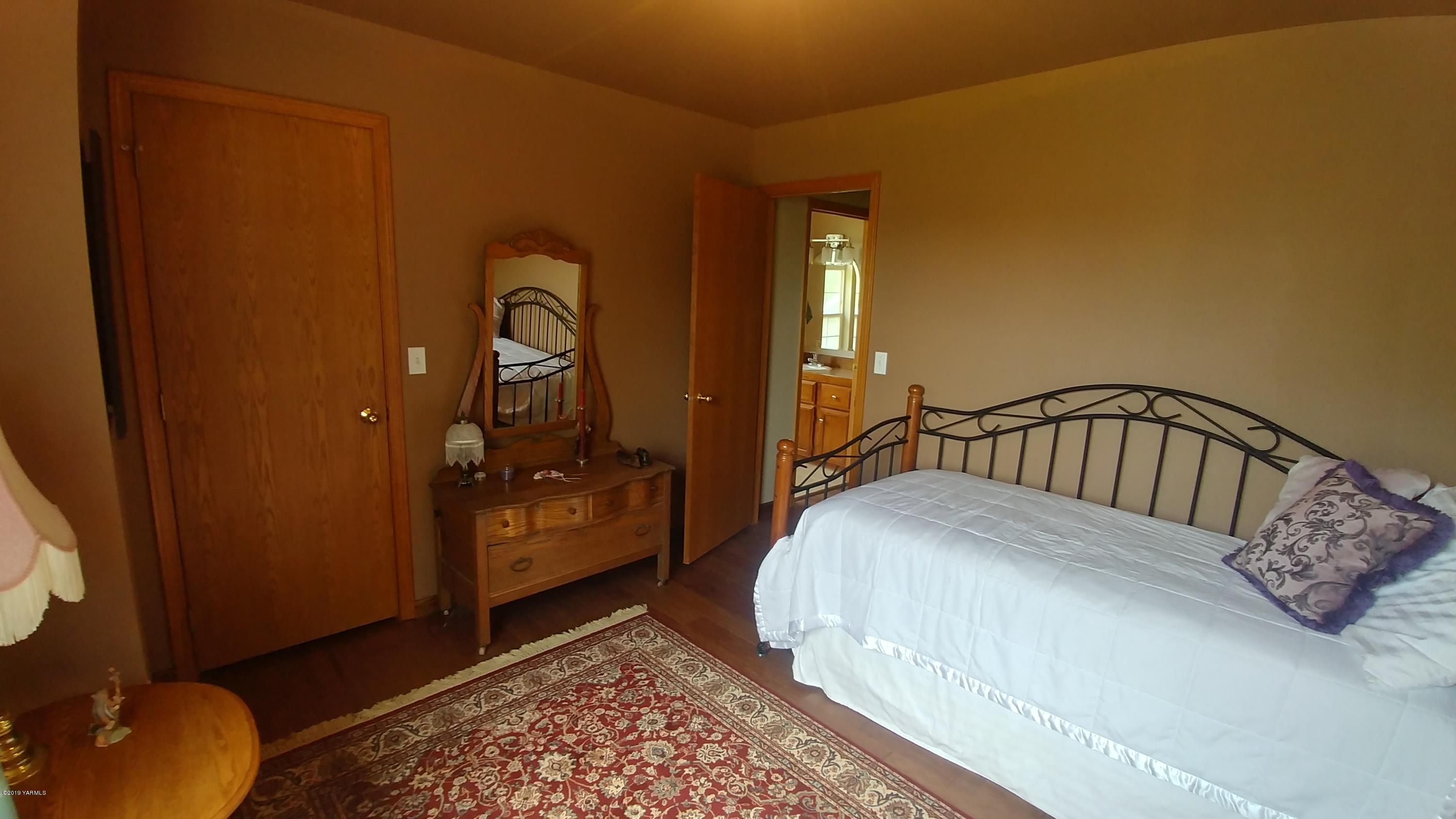 2001 Moore Road Yakima, WA 98908 - Photo 16 of 36 a bedroom with a bed and a dresser