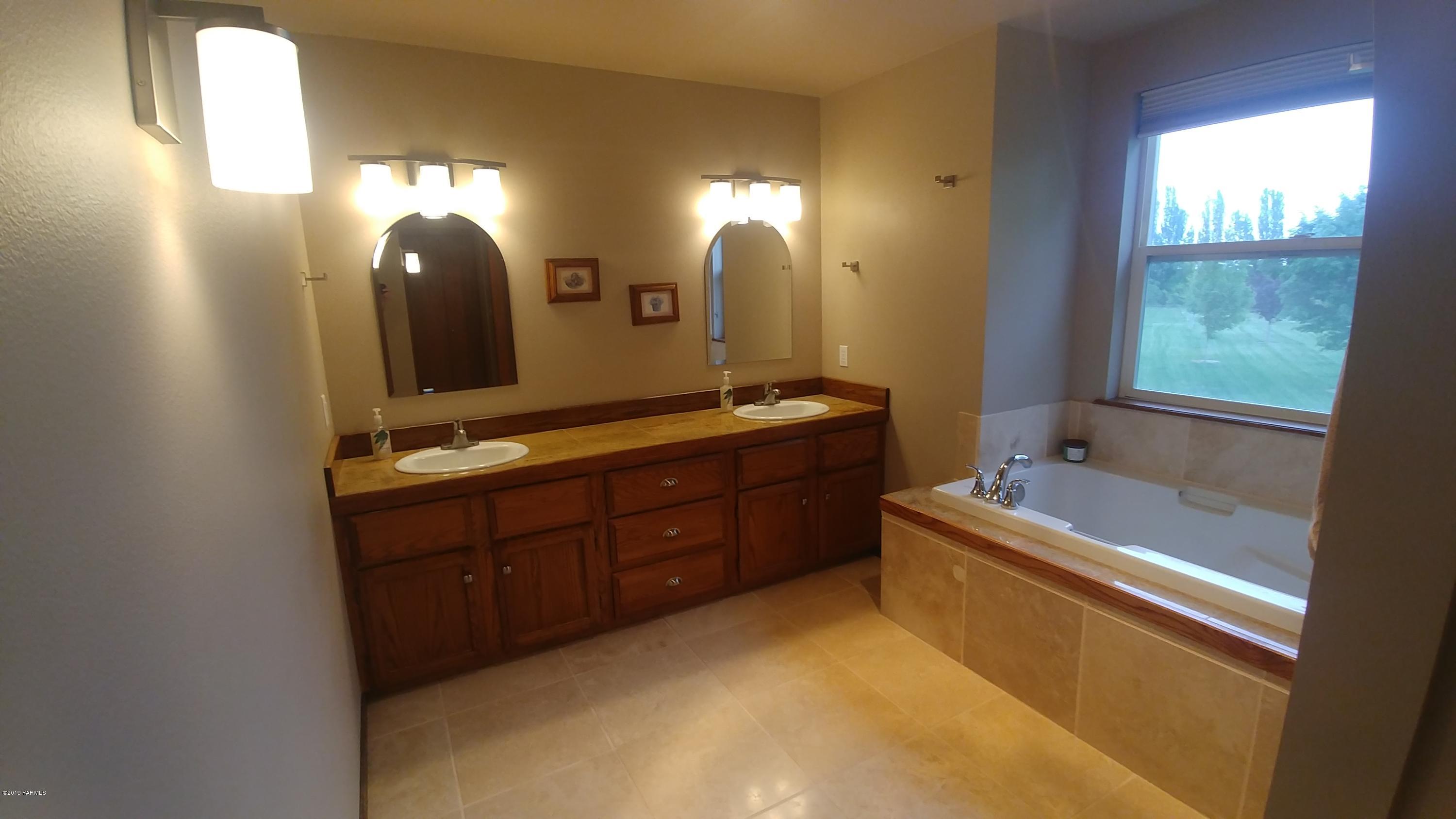 2001 Moore Road Yakima, WA 98908 - Photo 18 of 36 a spacious bathroom with a tub sink and mirror