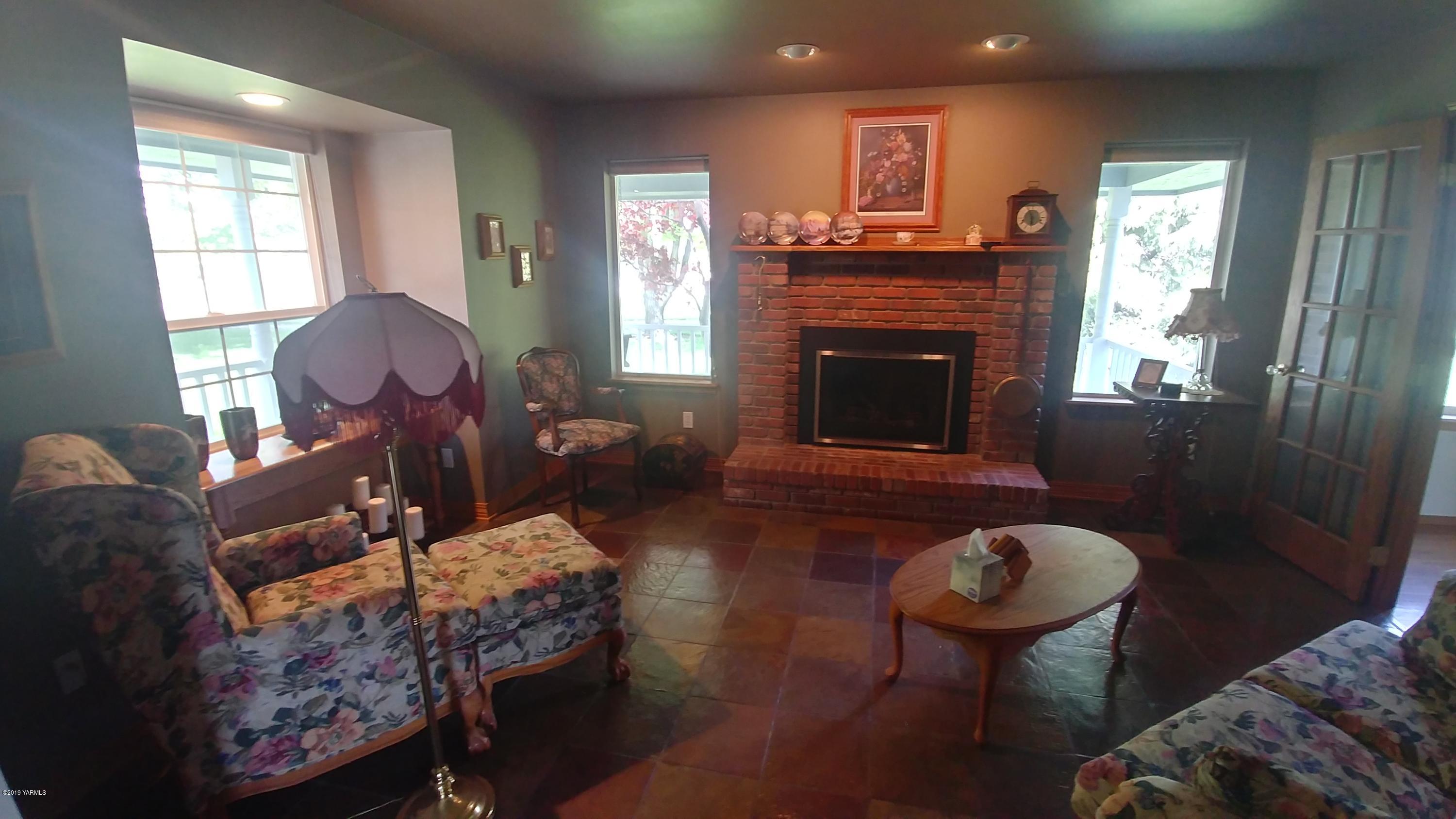 2001 Moore Road Yakima, WA 98908 - Photo 3 of 36 a living room with furniture a window and a fireplace