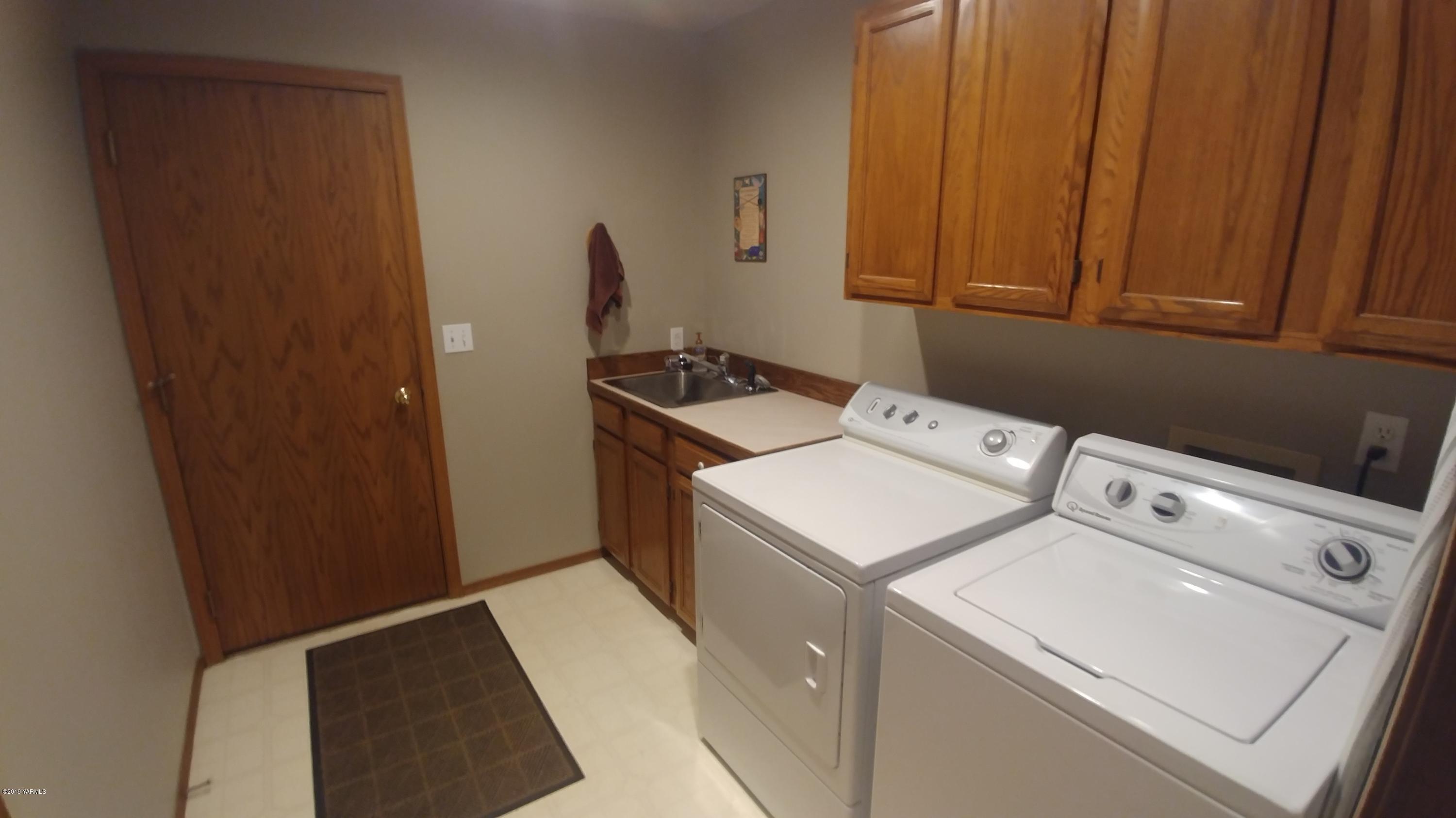 2001 Moore Road Yakima, WA 98908 - Photo 21 of 36 a utility room with dryer and washer