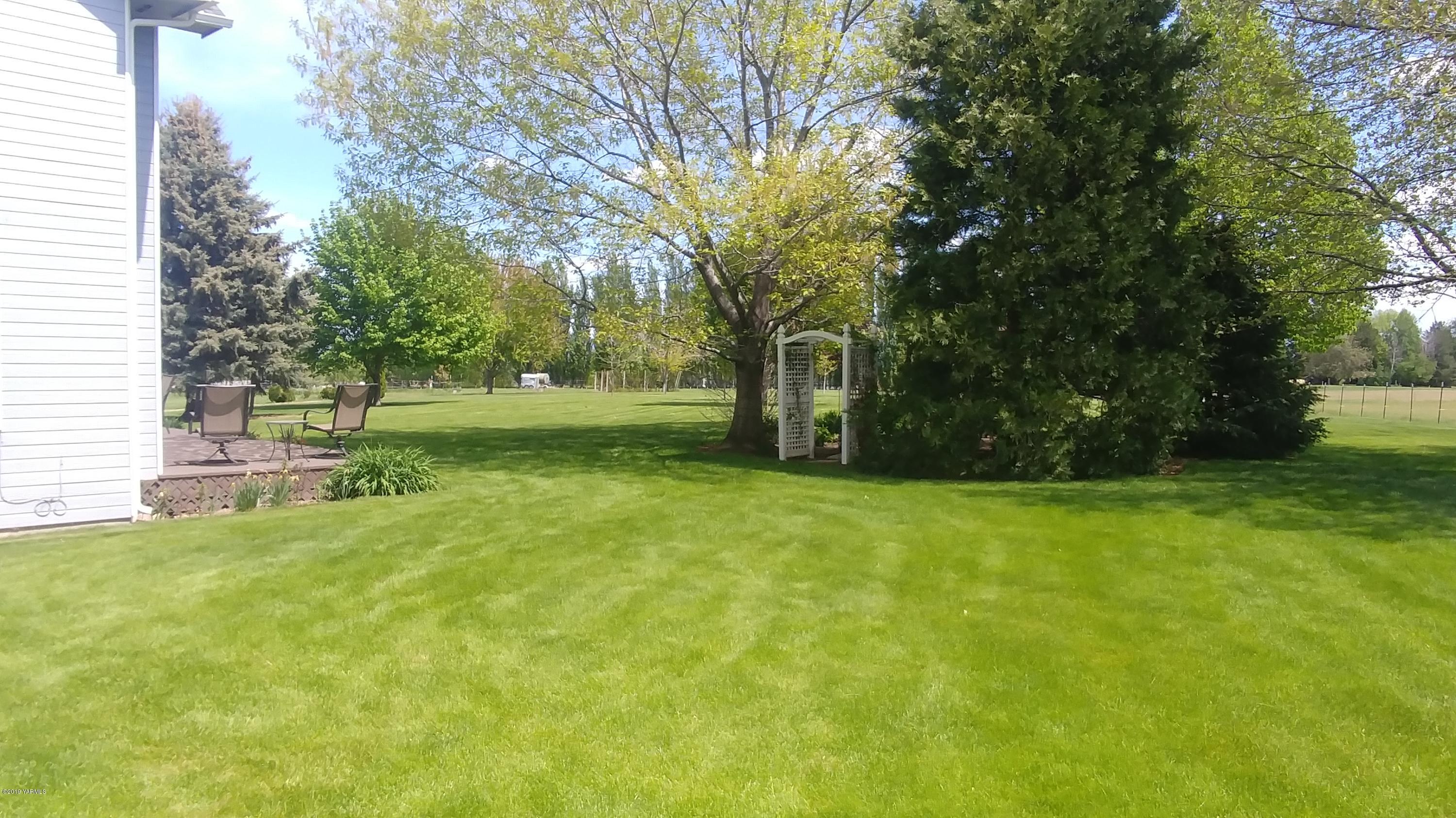 2001 Moore Road Yakima, WA 98908 - Photo 25 of 36 a view of a yard in front of house