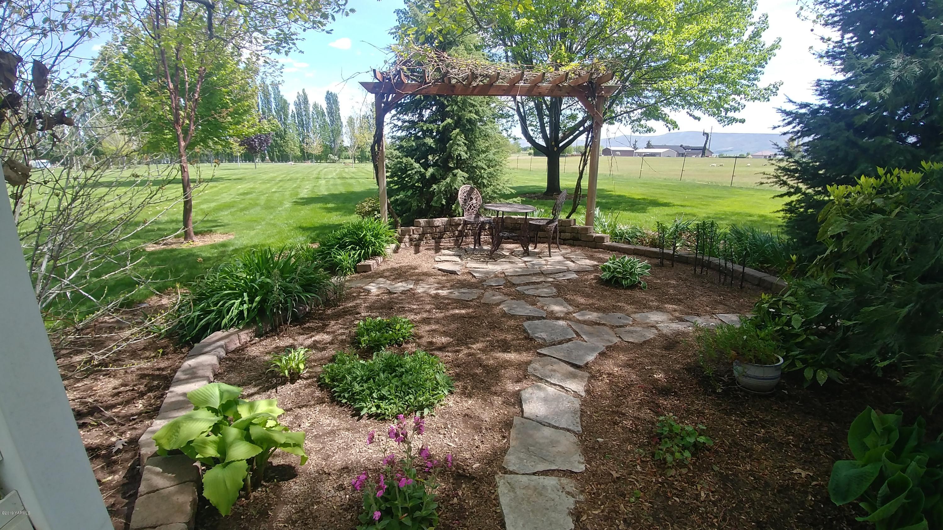 2001 Moore Road Yakima, WA 98908 - Photo 28 of 36 a view of a garden with trees