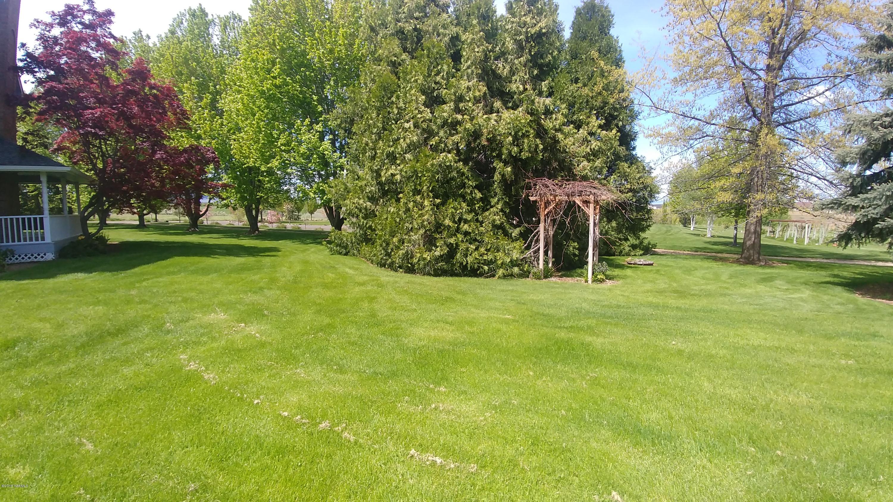 2001 Moore Road Yakima, WA 98908 - Photo 30 of 36 a backyard of a house with lots of green space and fountain