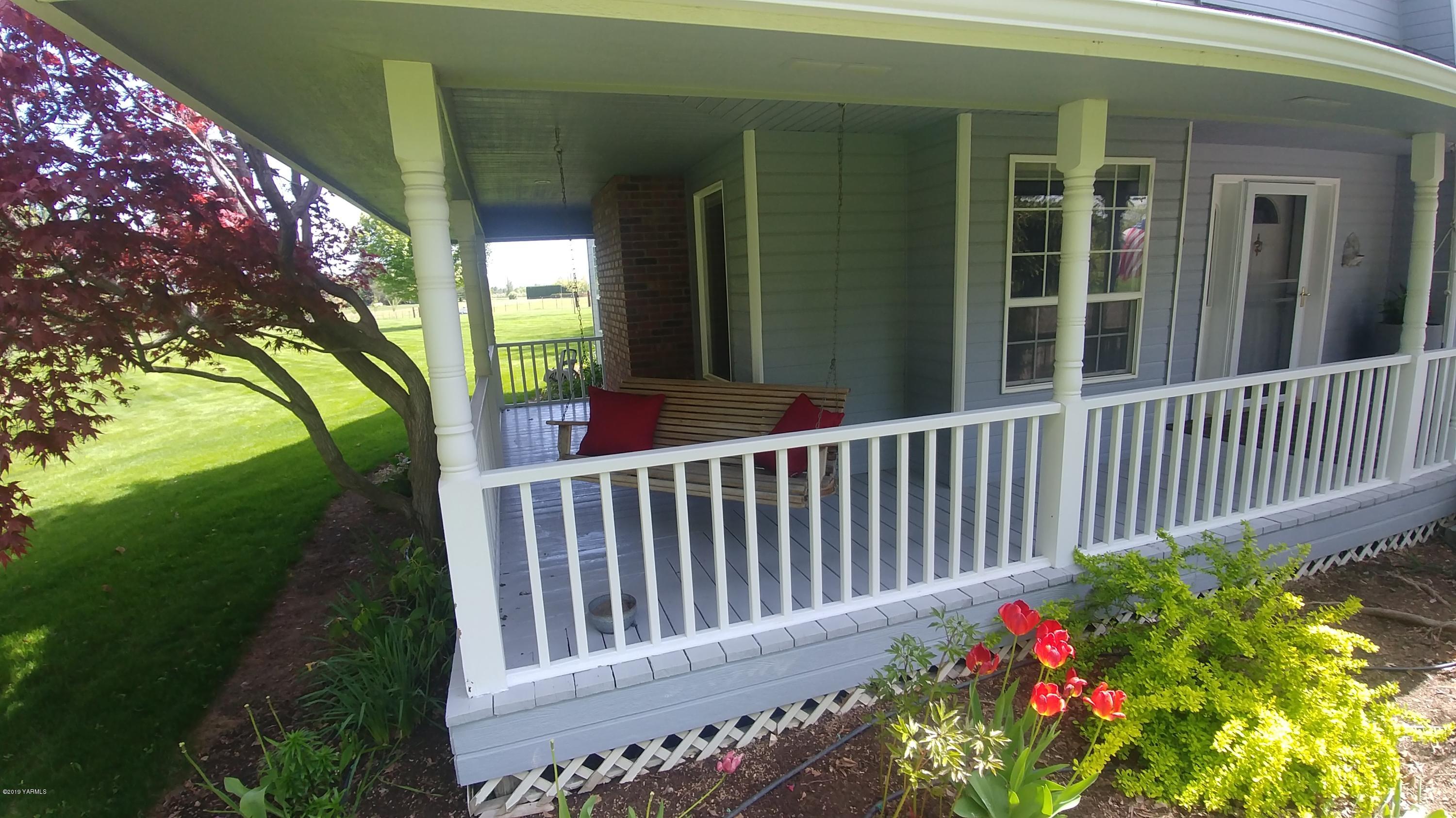 2001 Moore Road Yakima, WA 98908 - Photo 33 of 36 a view of a porch of a house