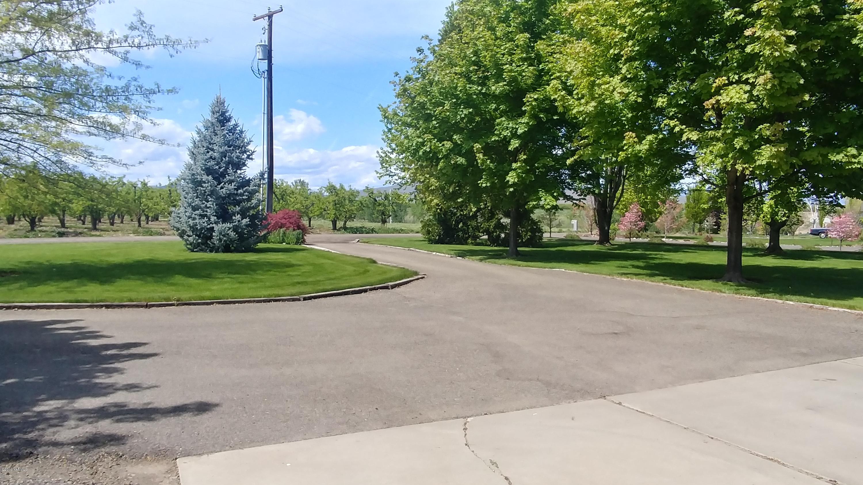 2001 Moore Road Yakima, WA 98908 - Photo 34 of 36 a view of a park with large trees
