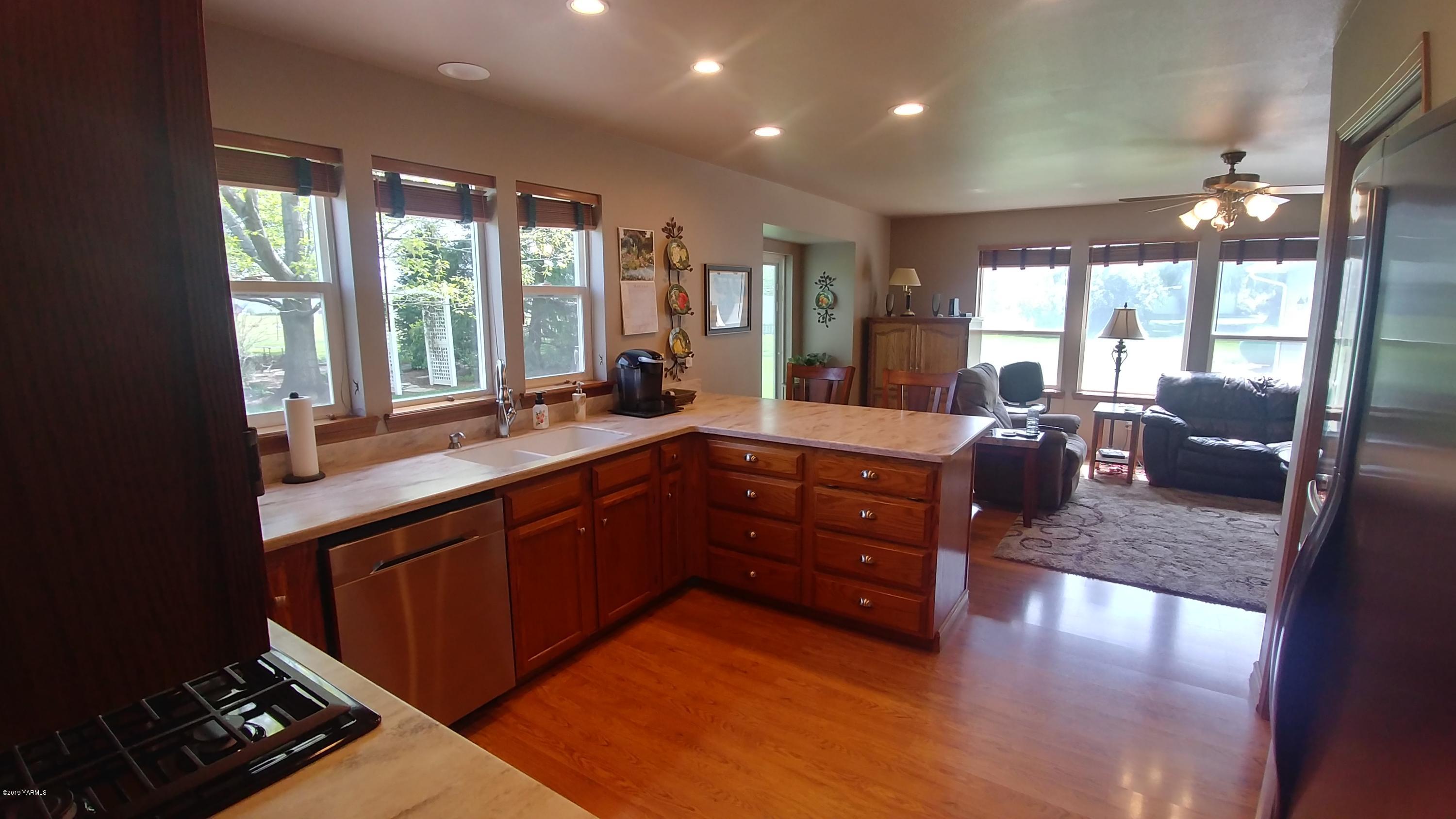 2001 Moore Road Yakima, WA 98908 - Photo 6 of 36 a large kitchen with lots of counter space