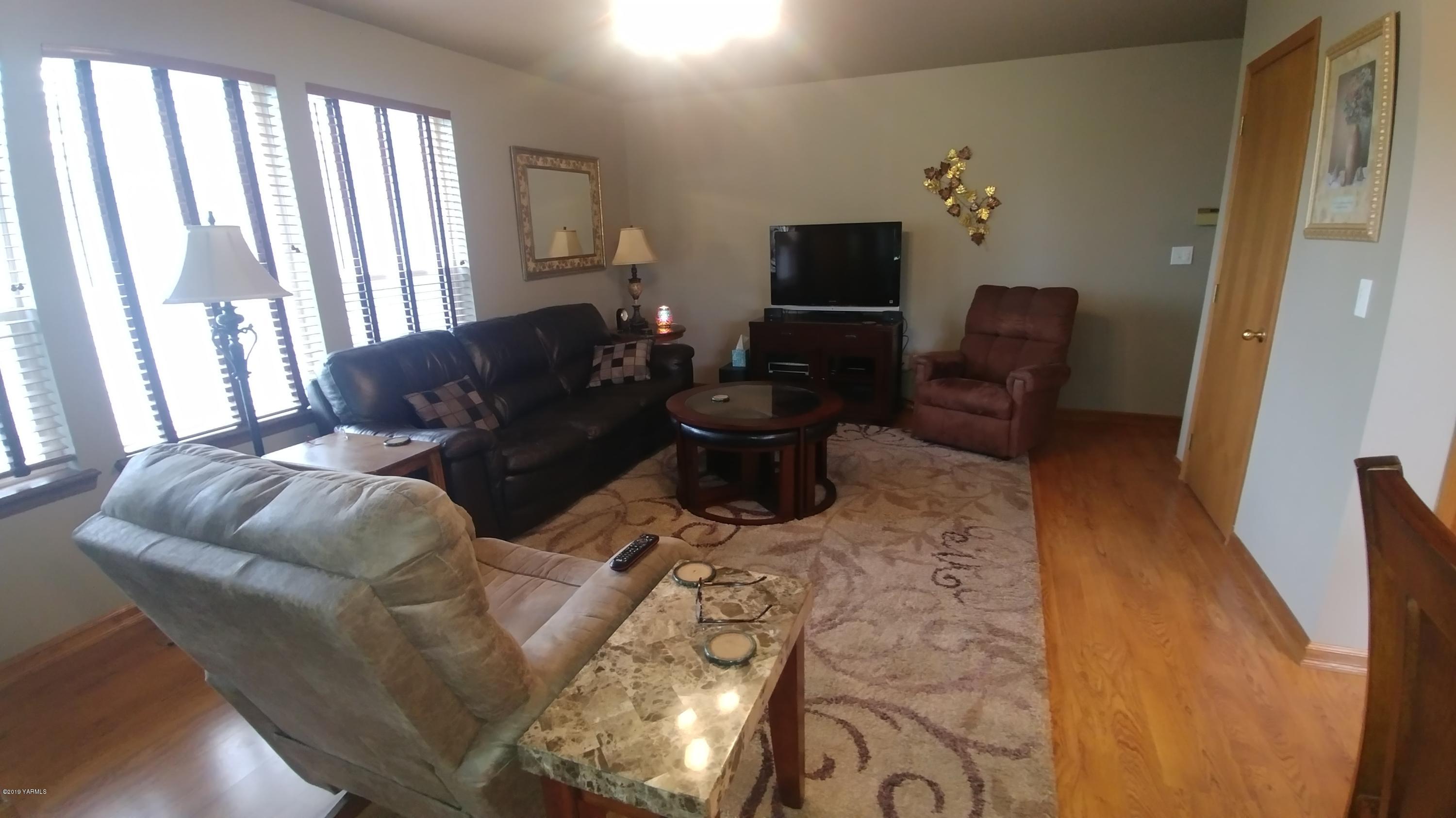 2001 Moore Road Yakima, WA 98908 - Photo 8 of 36 a living room with furniture and a flat screen tv