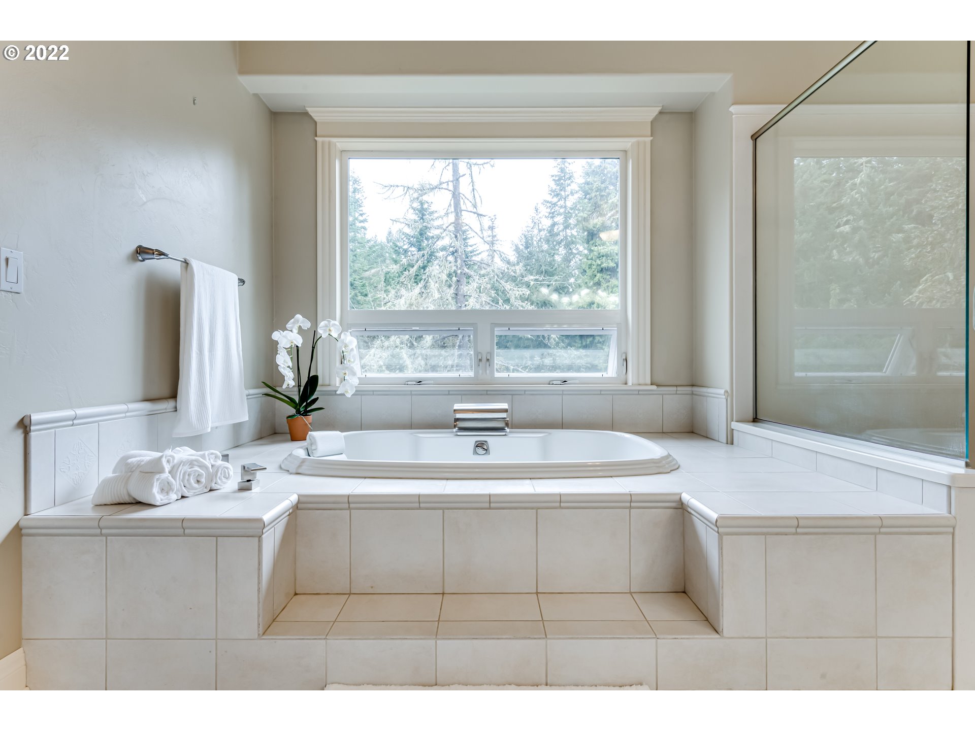 85281 Silver Crest Drive Eugene, OR 97405 - Photo 21 of 32 a room with a sink vanity and a mirror
