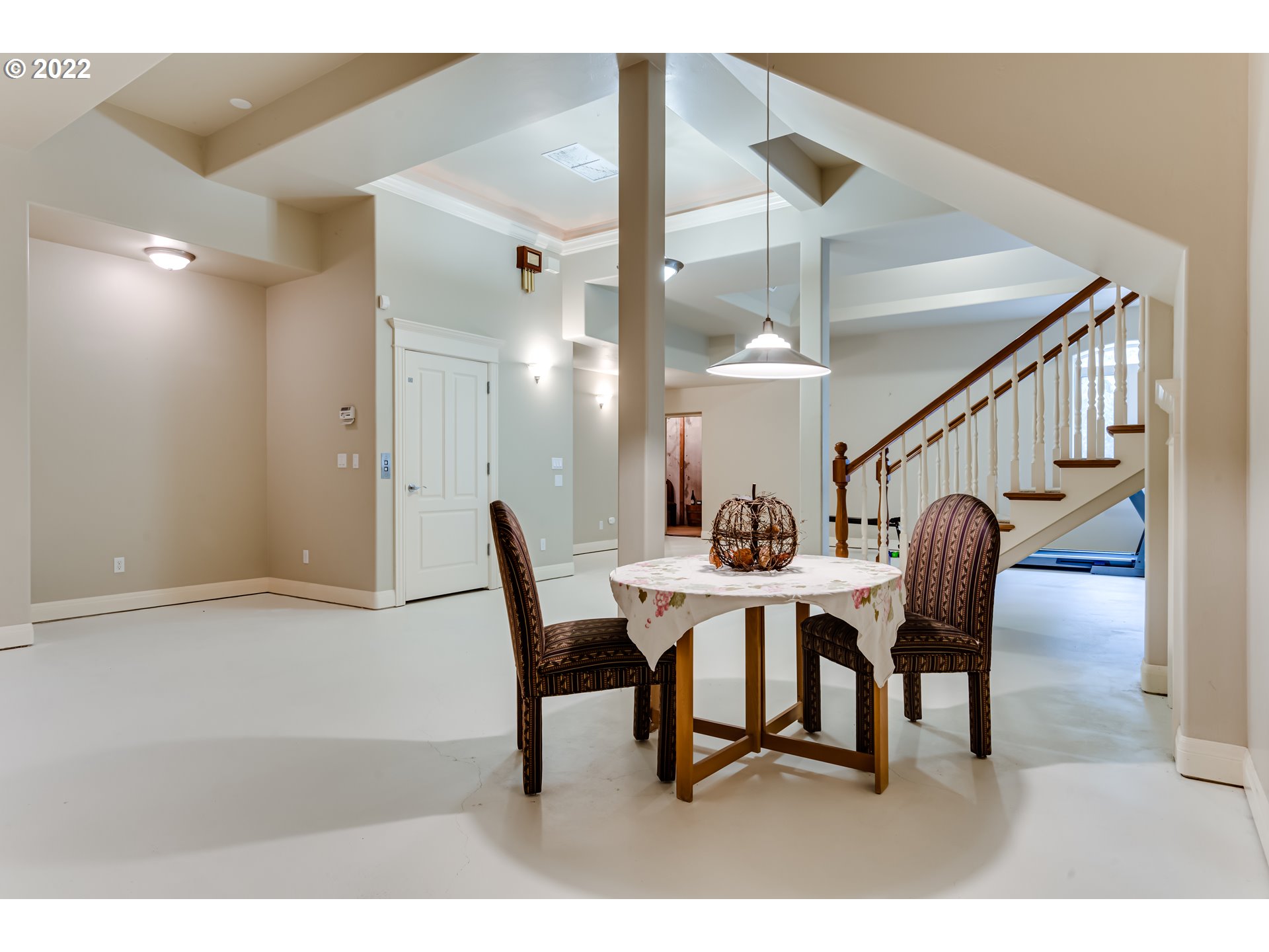 85281 Silver Crest Drive Eugene, OR 97405 - Photo 28 of 32 a view of a dining room with furniture