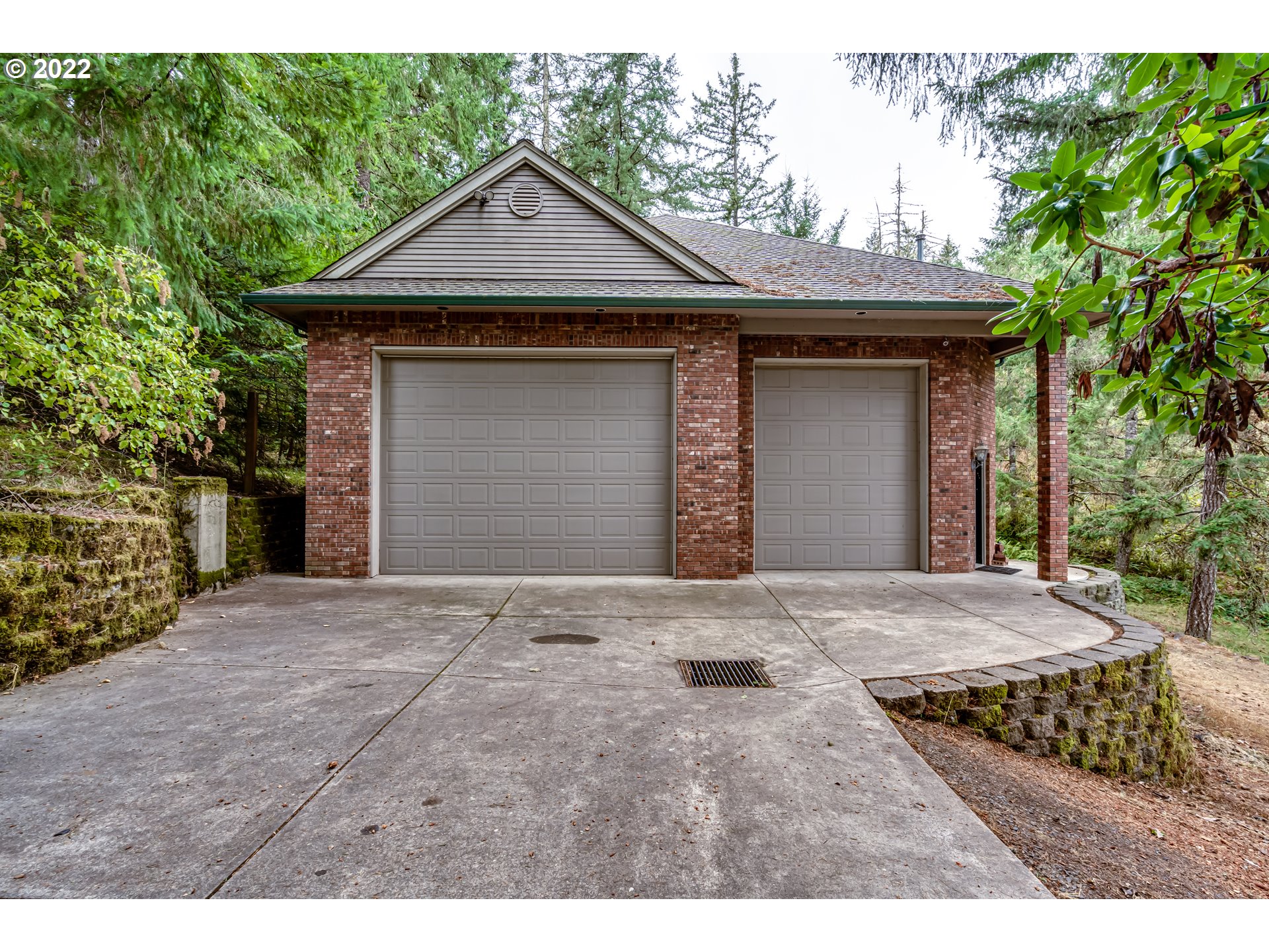 85281 Silver Crest Drive Eugene, OR 97405 - Photo 31 of 32 a front view of a house with a yard and garage
