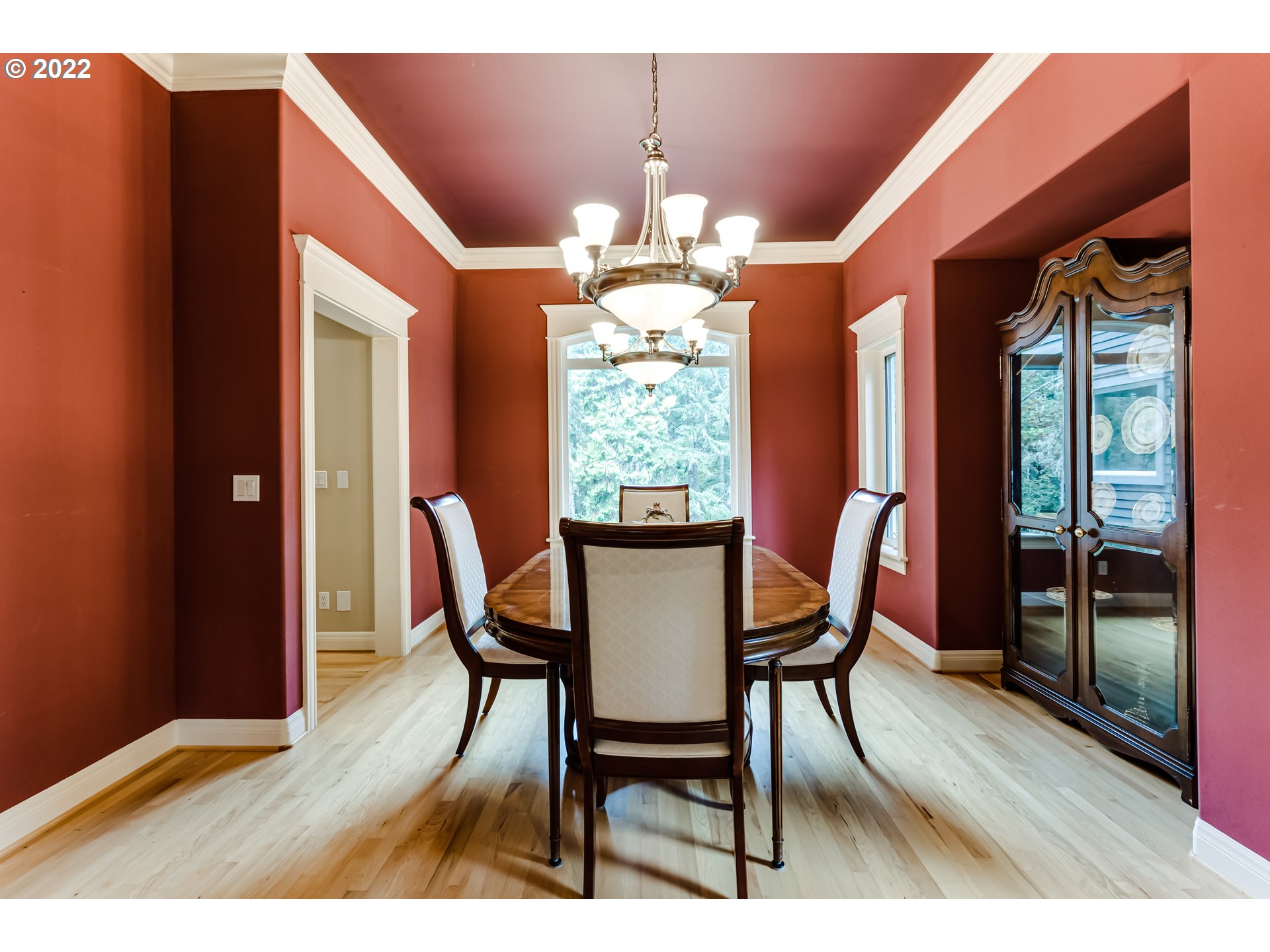 85281 Silver Crest Drive Eugene, OR 97405 - Photo 8 of 32 a dining room with furniture and window