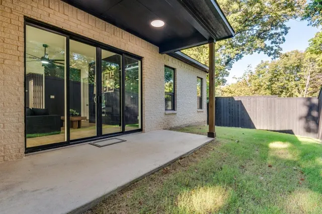 a view of a backyard