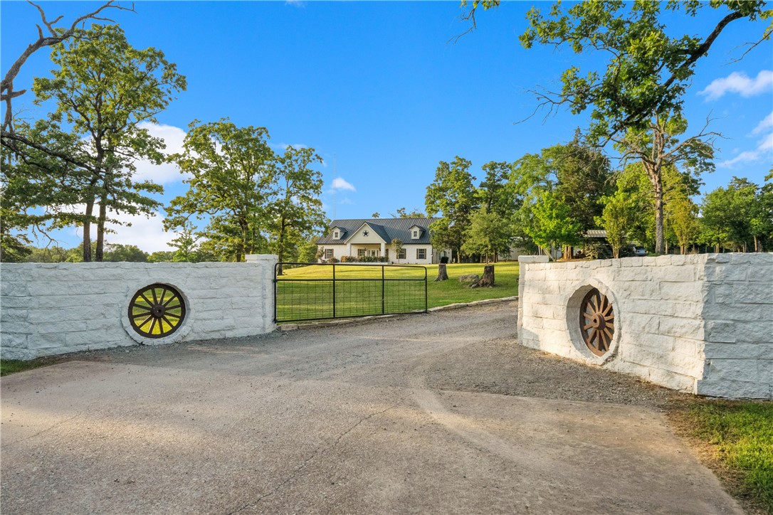740 Bridget Avenue Buffalo, TX 75831 - Photo 3 of 42 a view of outdoor space with garden