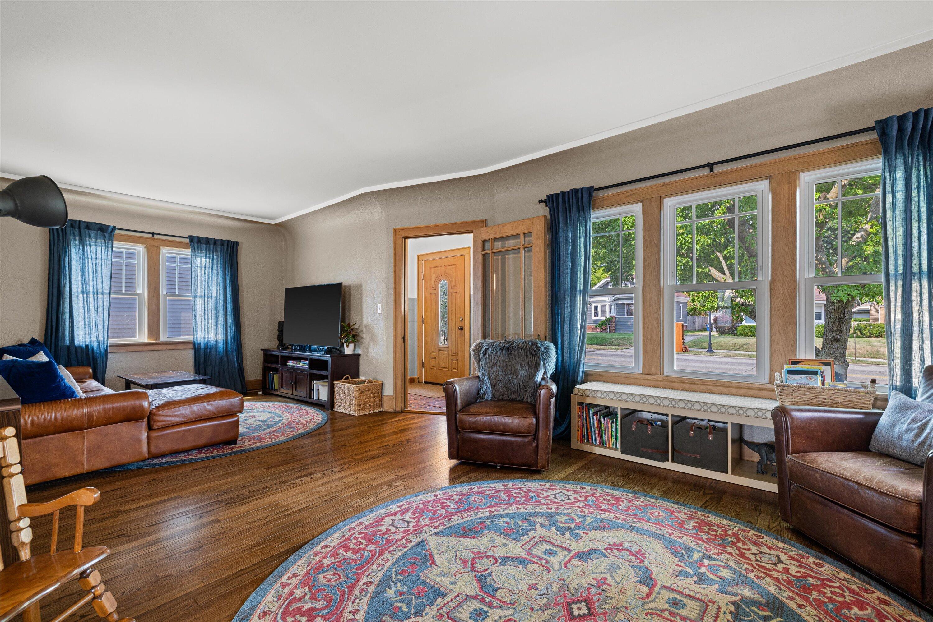 937 Lathrop Avenue Racine, WI 53405 - Photo 5 of 45 living room