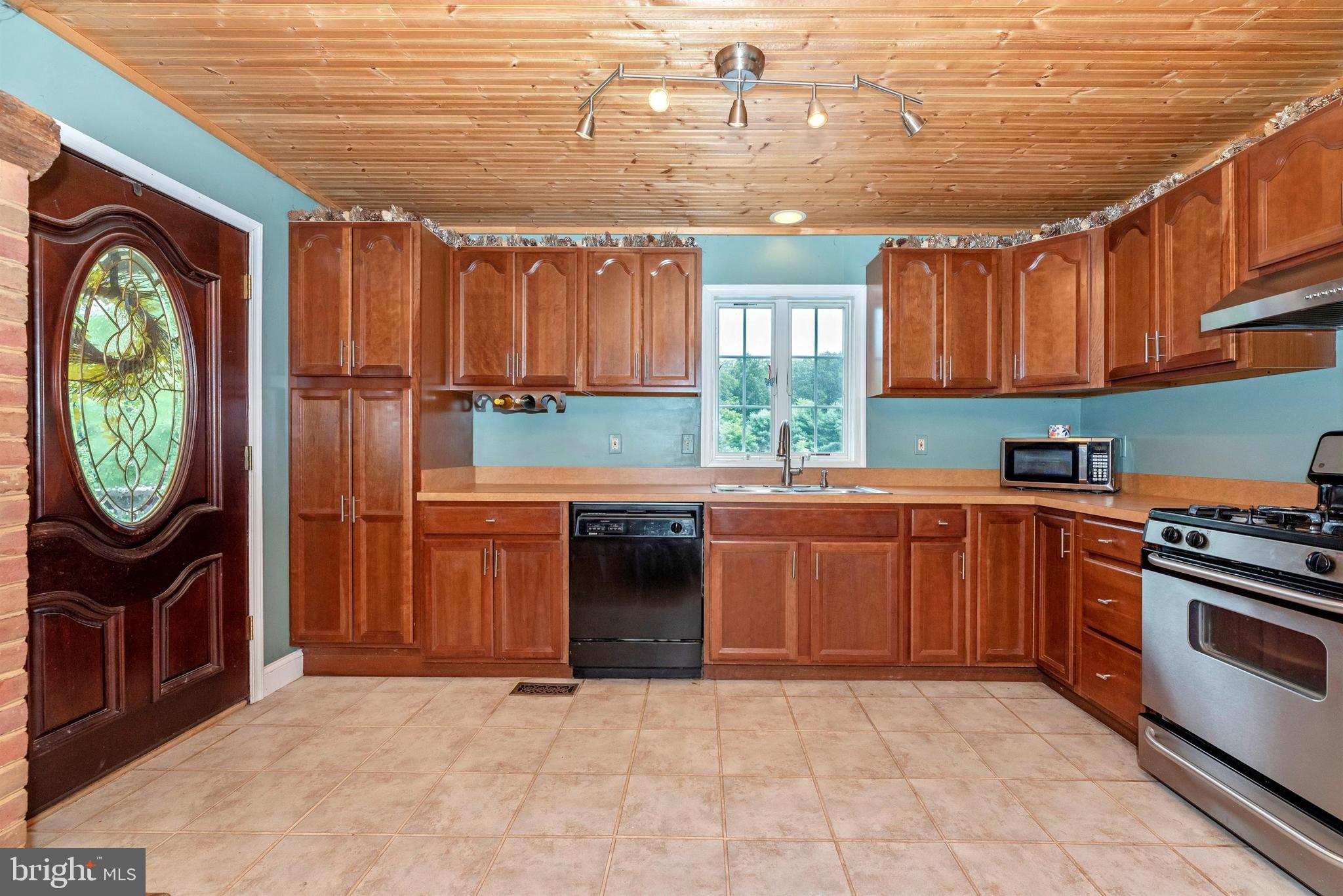1562 Fridinger Mill Road Westminster, MD 21157 - Photo 7 of 37 Gorgeous propane appliances and cabinetry