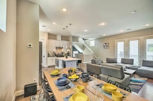 $3,450 | 2403 Everett Street, Unit C, Houston, TX 77009