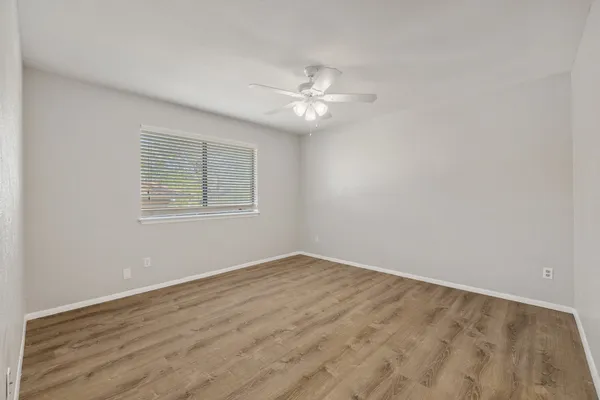 a view of a house with backyard