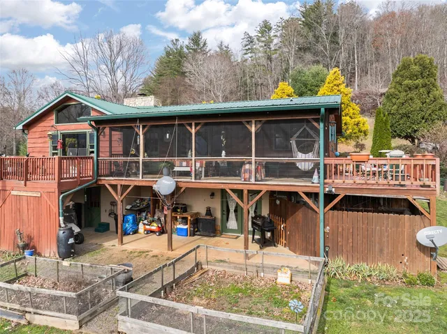 a view of residential houses with outdoor space