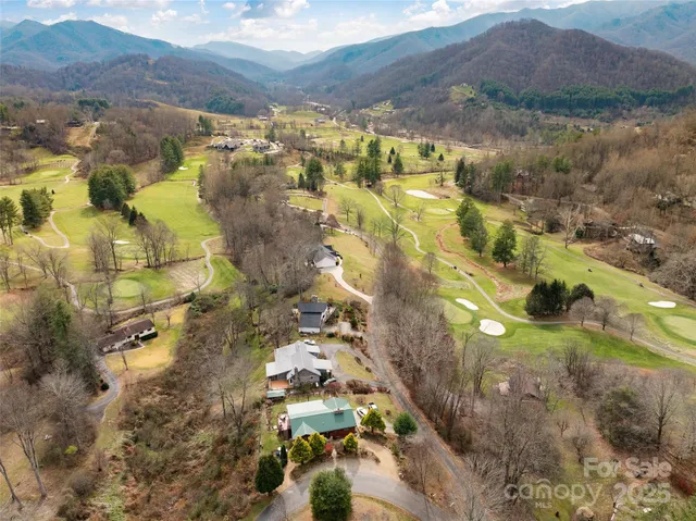a view of back yard of the house