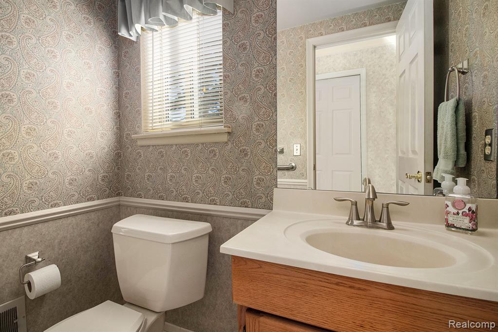 18666 Levan Road Livonia, MI 48152 - Photo 16 of 34