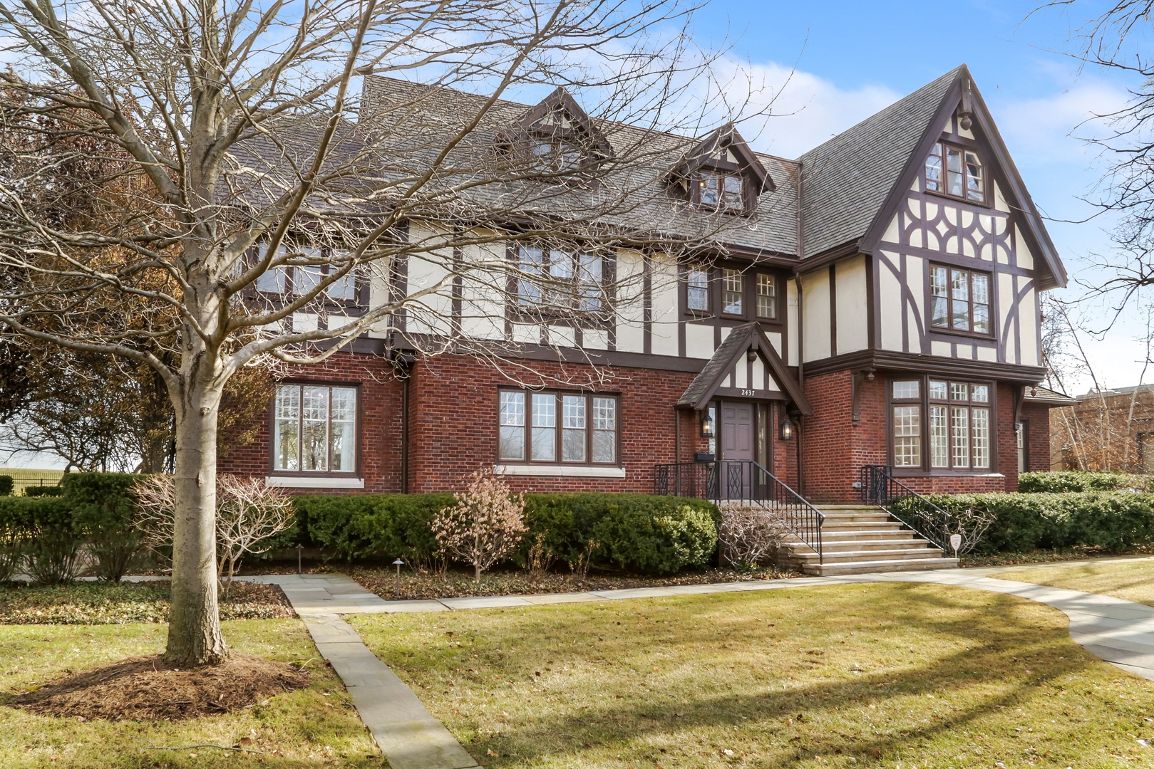 2437 Sheridan Road Evanston, IL 60201 - Photo 1 of 31