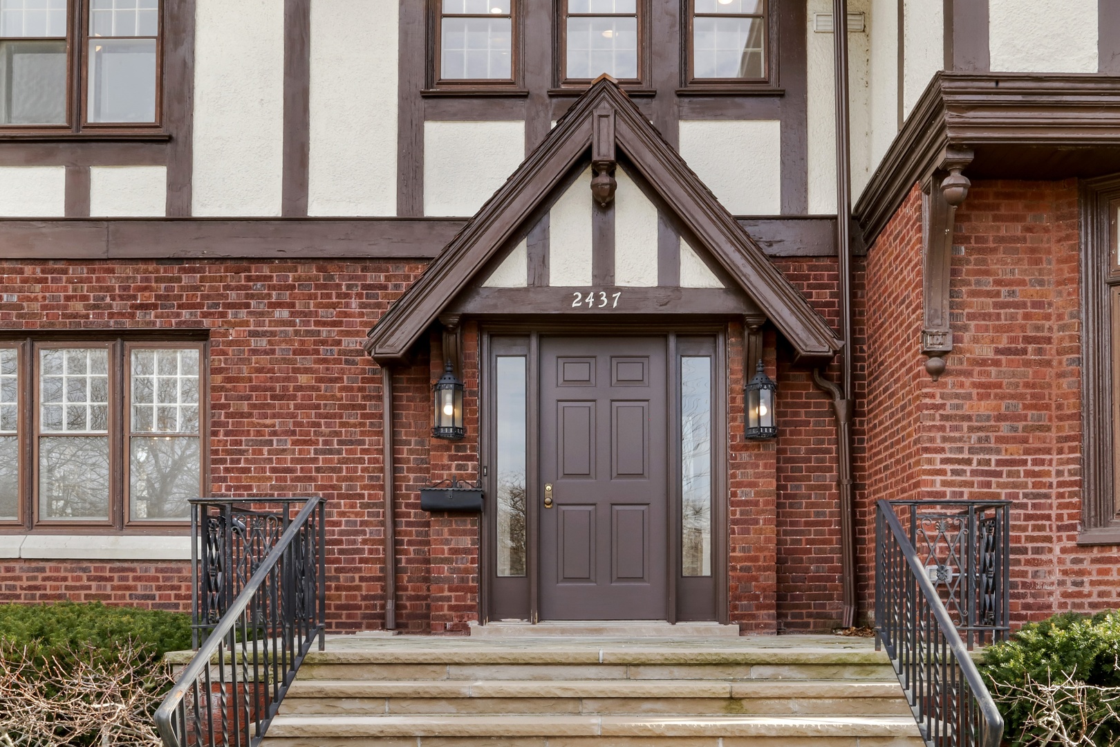 2437 Sheridan Road Evanston, IL 60201 - Photo 2 of 31