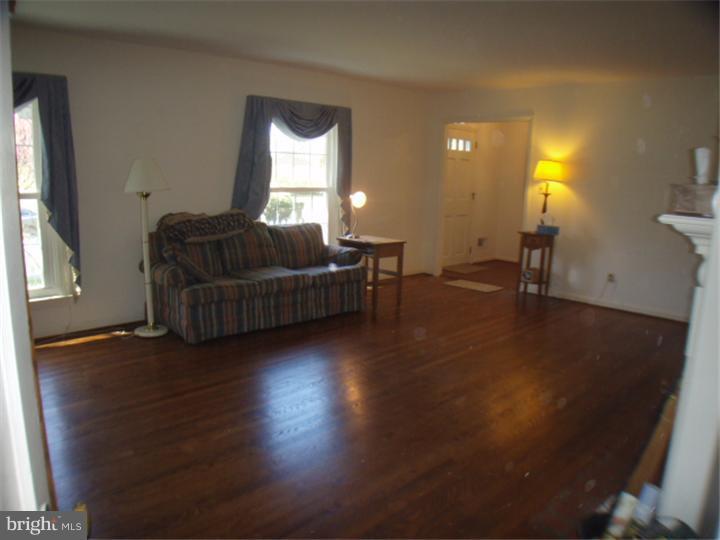 211 Cheltenham Road Newark, DE 19711 - Photo 2 of 20 Living Room