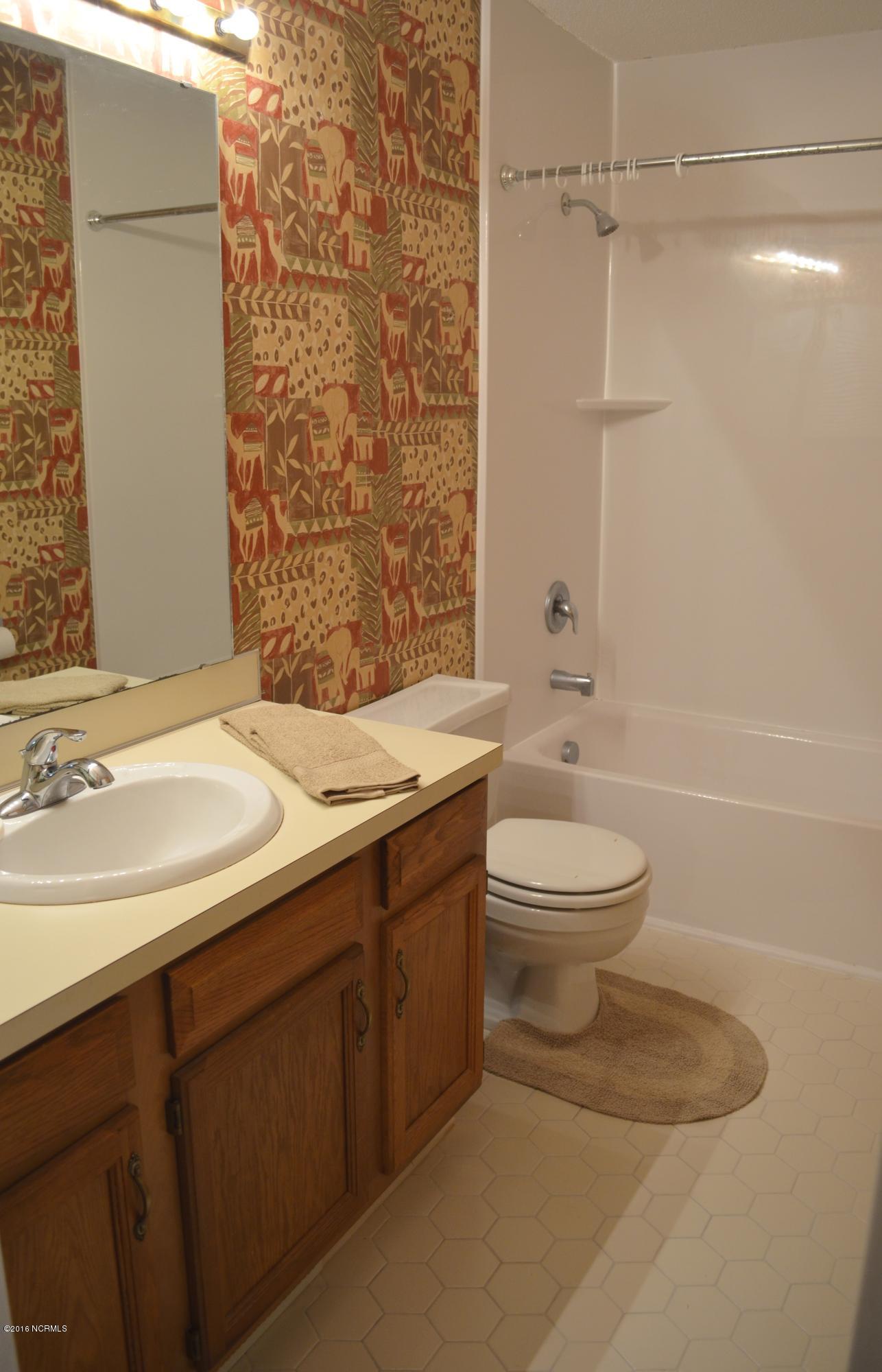 1968 Quail Ridge Road, Unit C Greenville, NC 27858 - Photo 20 of 32 20 hall bath