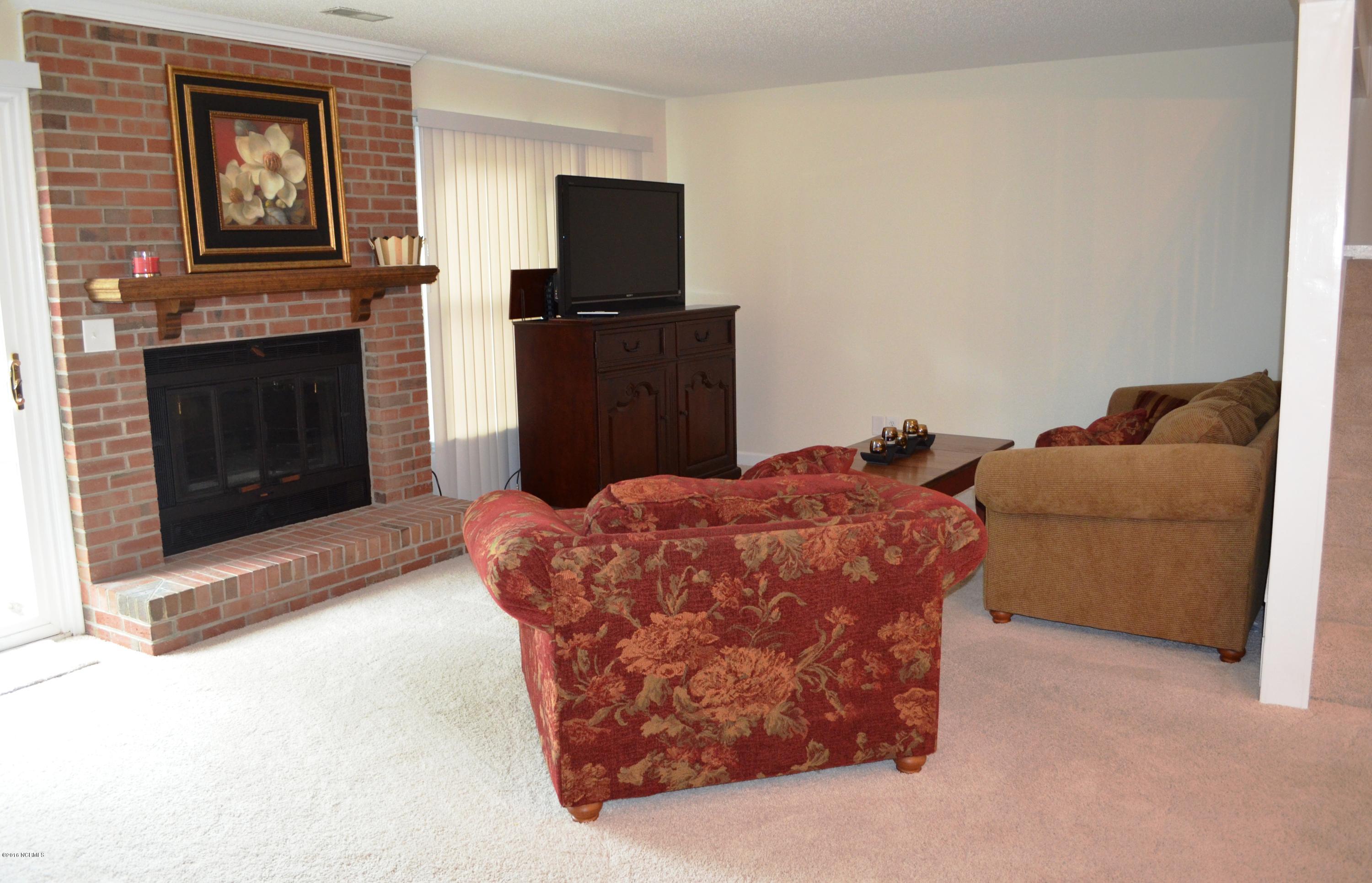 1968 Quail Ridge Road, Unit C Greenville, NC 27858 - Photo 7 of 32 7 famuly Room
