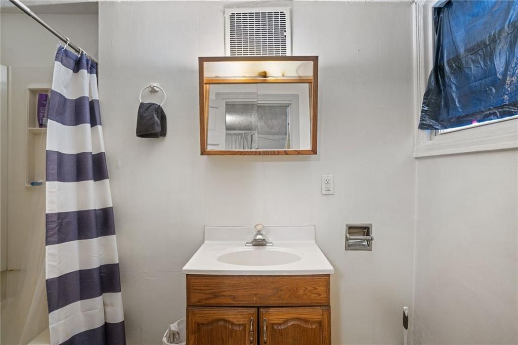 425 Braddock Road Pittsburgh, PA 15221 - Photo 31 of 39 a bathroom with a sink and a mirror