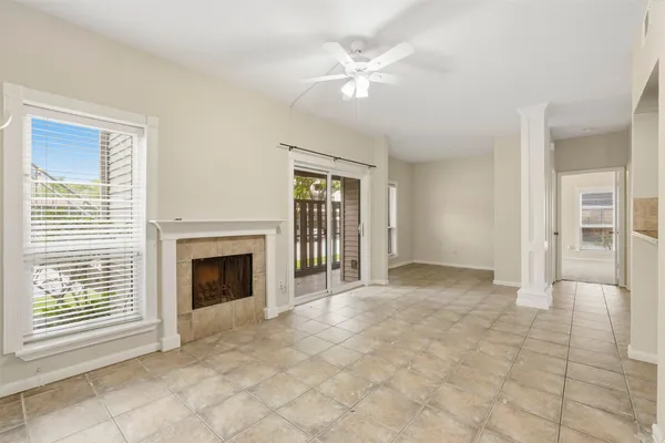 $1,250 | 2025 Augusta Drive, Unit 605, Houston, TX 77057