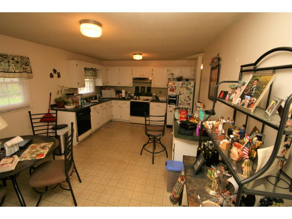 1154 Huffine Road Johnson City, TN 37604 - Photo 3 of 13 Wonderful EatIn Kitchen