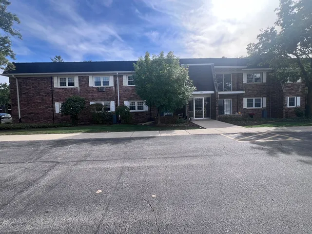 $1,750 | 2427 Ogden Avenue, Unit 3, Downers Grove, IL 60515