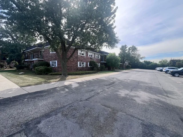 $1,750 | 2427 Ogden Avenue, Unit 3, Downers Grove, IL 60515