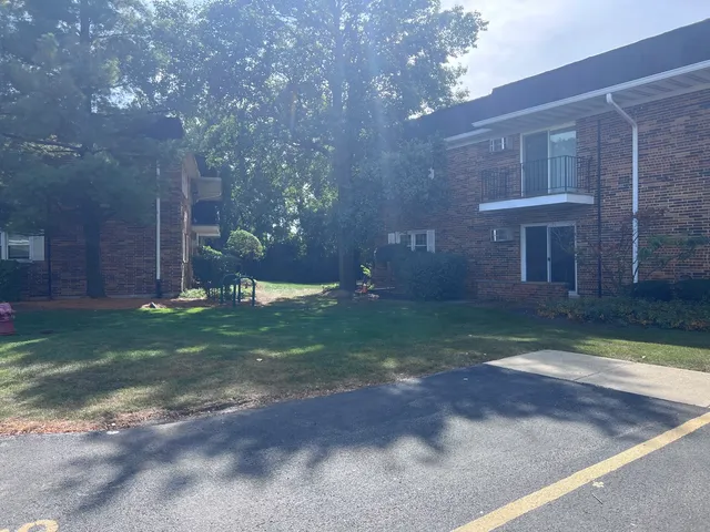 $1,750 | 2427 Ogden Avenue, Unit 3, Downers Grove, IL 60515