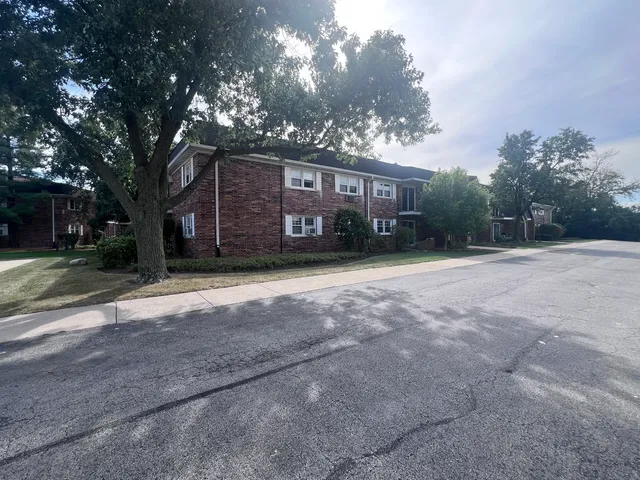 $1,750 | 2427 Ogden Avenue, Unit 3, Downers Grove, IL 60515