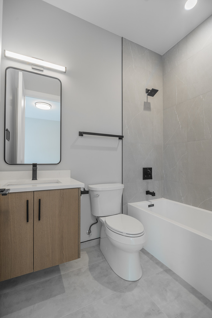 3738 South Calumet Avenue, Unit 2N Chicago, IL 60653 - Photo 18 of 21 a bathroom with a toilet a sink and a bathtub