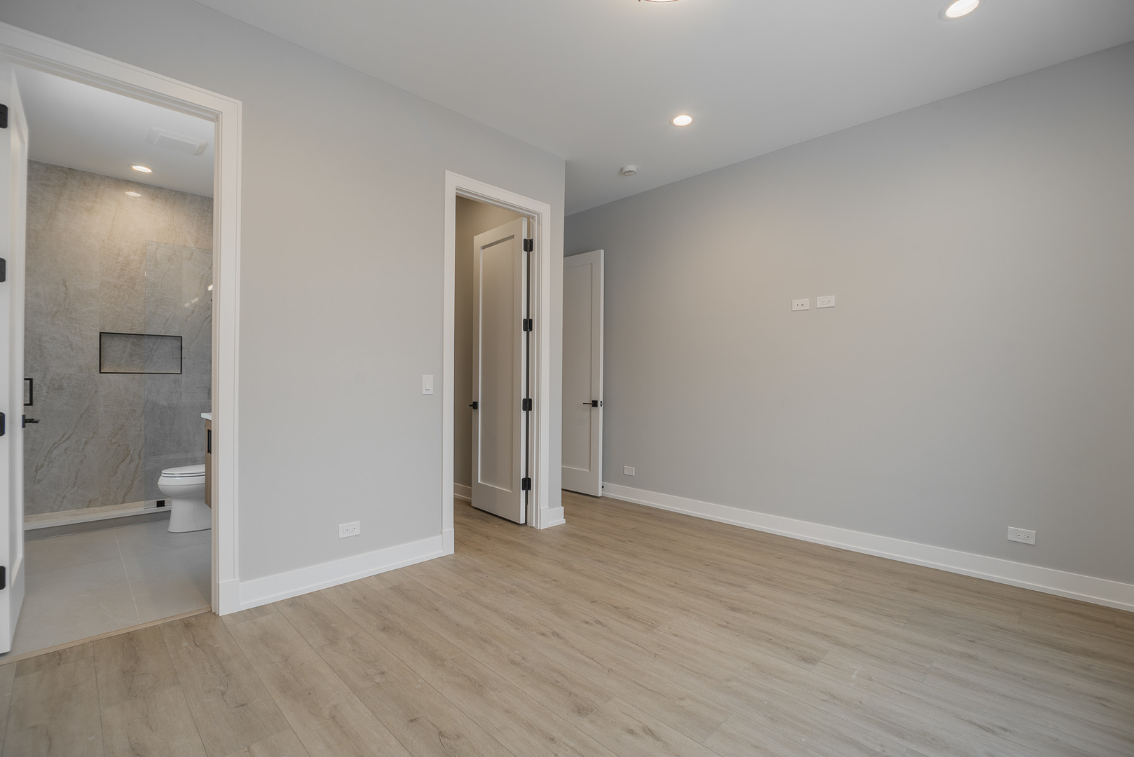 3738 South Calumet Avenue, Unit 2N Chicago, IL 60653 - Photo 10 of 21 wooden floor in an empty room with a bathroom