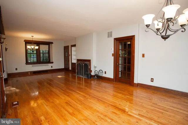 a view of empty room with window