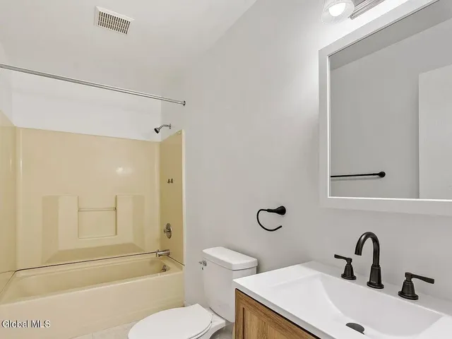 $1,795 | 19 Harvest Way, Unit B, Waterford, NY 12188