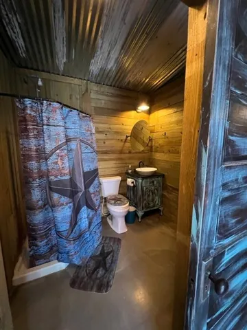a bathroom with a toilet and a shower