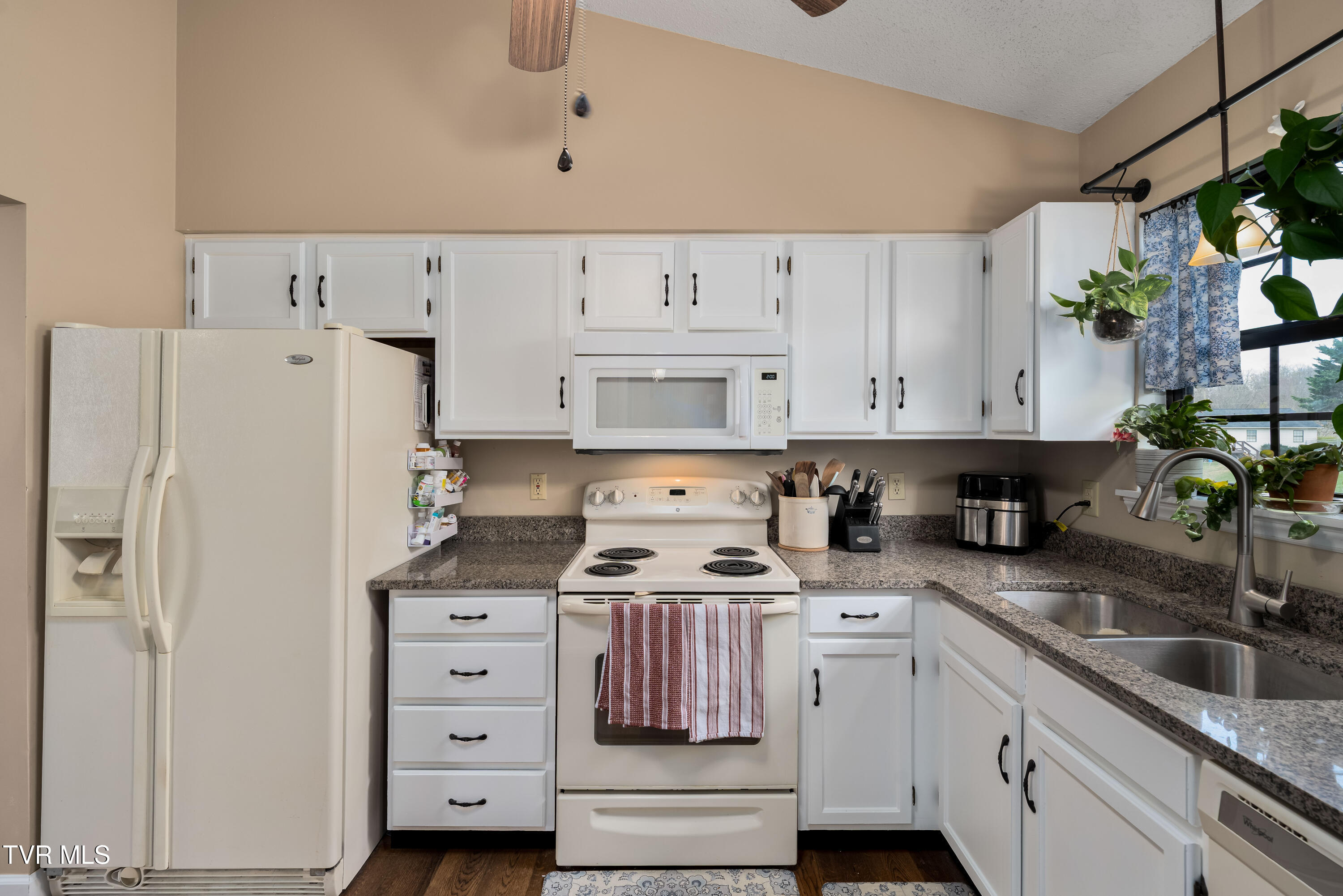 253 Springview Drive Gray, TN 37615 - Photo 12 of 45 253 Springview Dr (30 of 46)