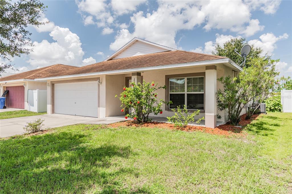 15421 Florida Breeze Loop Wimauma, FL 33598 - Photo 1 of 1 Front yard view