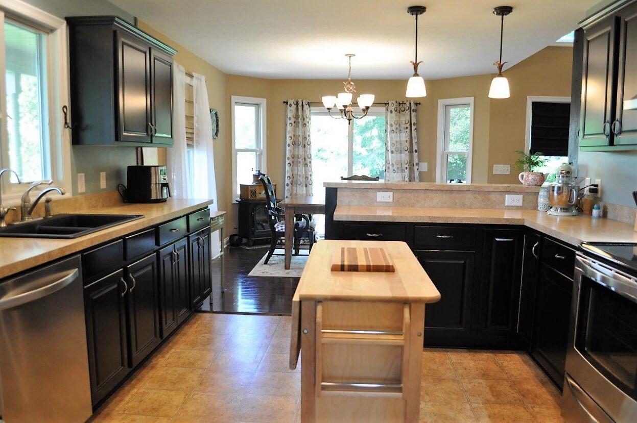 6896 Crumley Road Southwest Lancaster, OH 43130 - Photo 20 of 83 Kitchen - 6896 Crumley Road SW, Lancaster, OH 43130