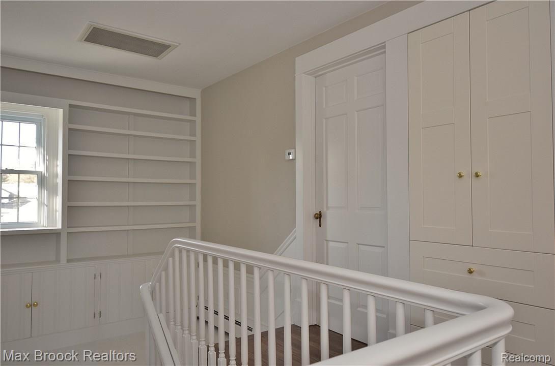 1491 Oxford Road Grosse Pointe, MI 48236 - Photo 42 of 46 upper hallway .JPG