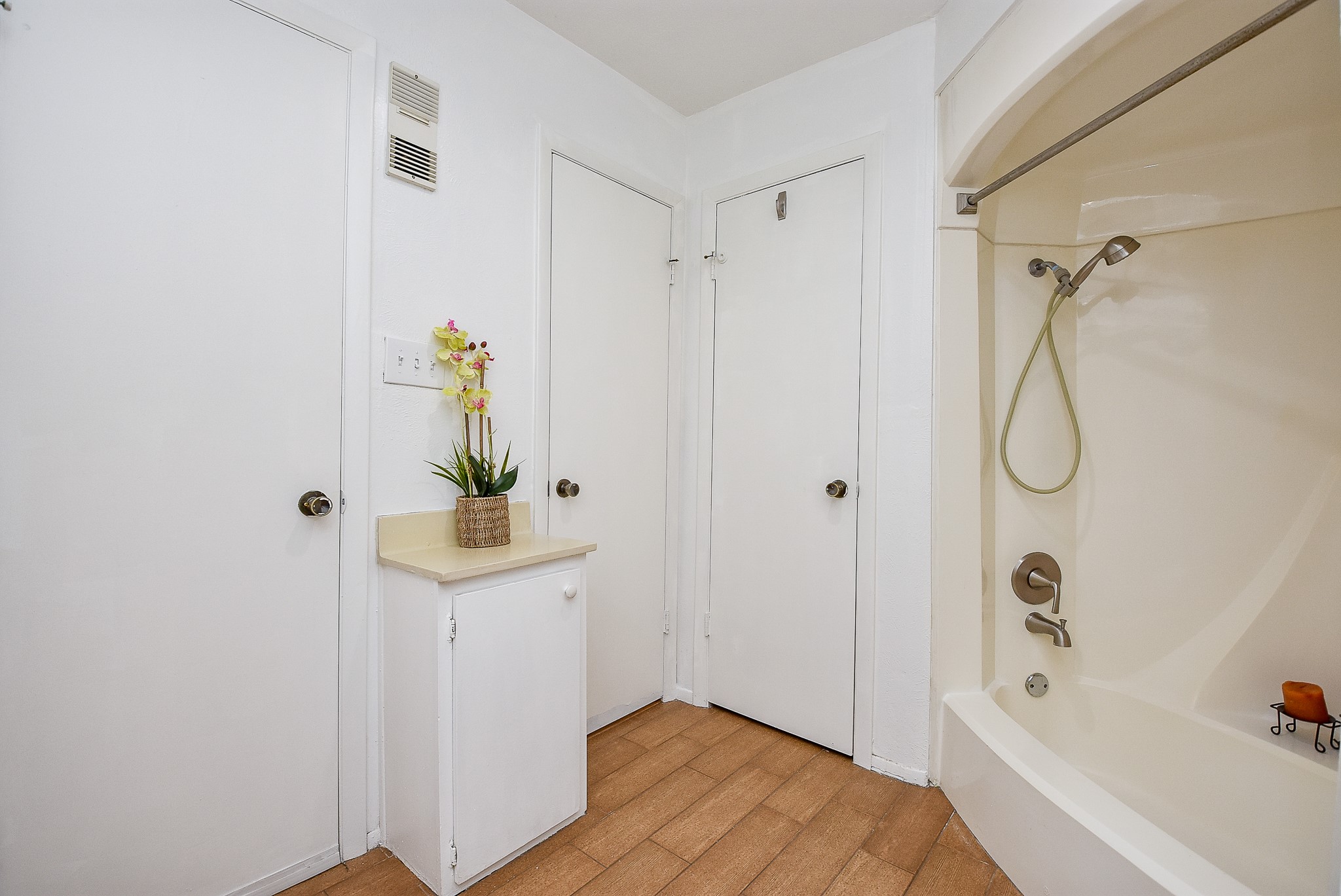 5000 Milwee Street, Unit 74 Houston, TX 77092 - Photo 18 of 35 a bathroom with a bathtub a sink a shower and a window