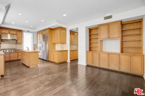 $9,500 | 132 South Maple Drive, Unit 201, Beverly Hills, CA 90212
