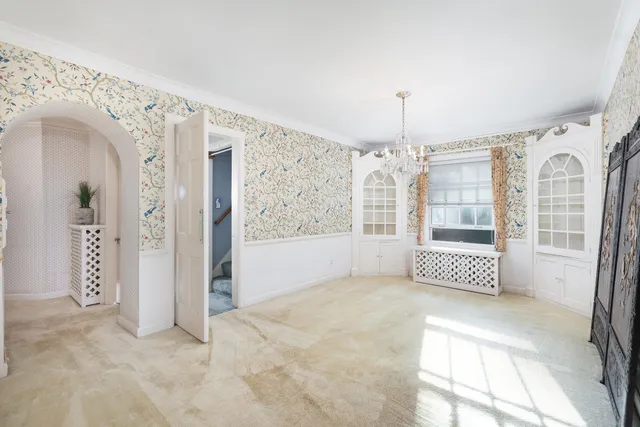 a view of entryway with livingroom