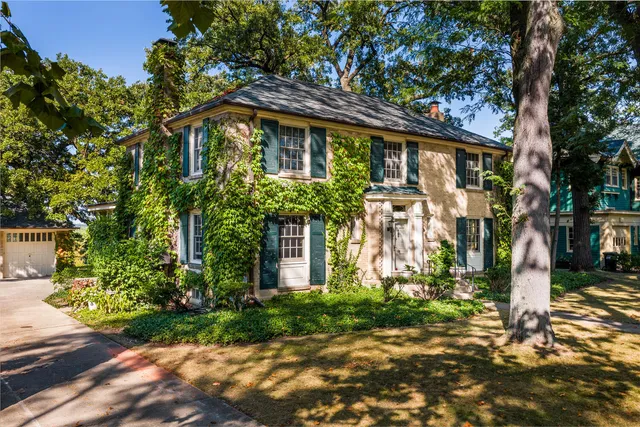 a sign board with yard in front of it